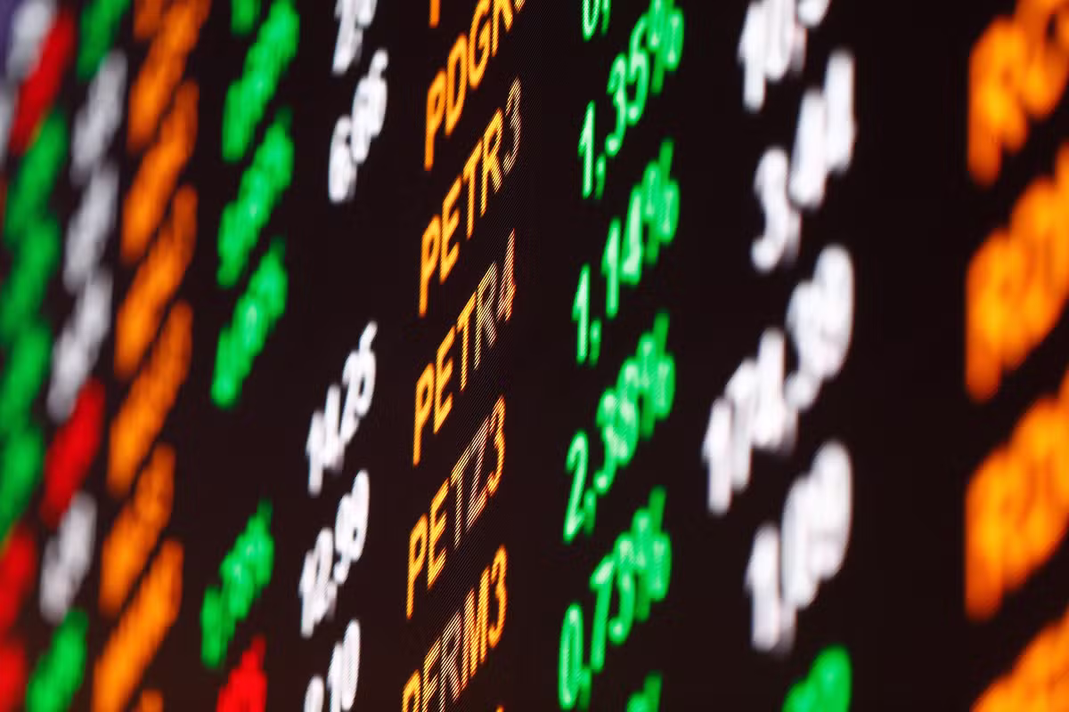 Após Quaest com aproximação de Lula e Flávio no 2º turno, dólar cai a R$ 5,10 e Ibovespa dispara 3%