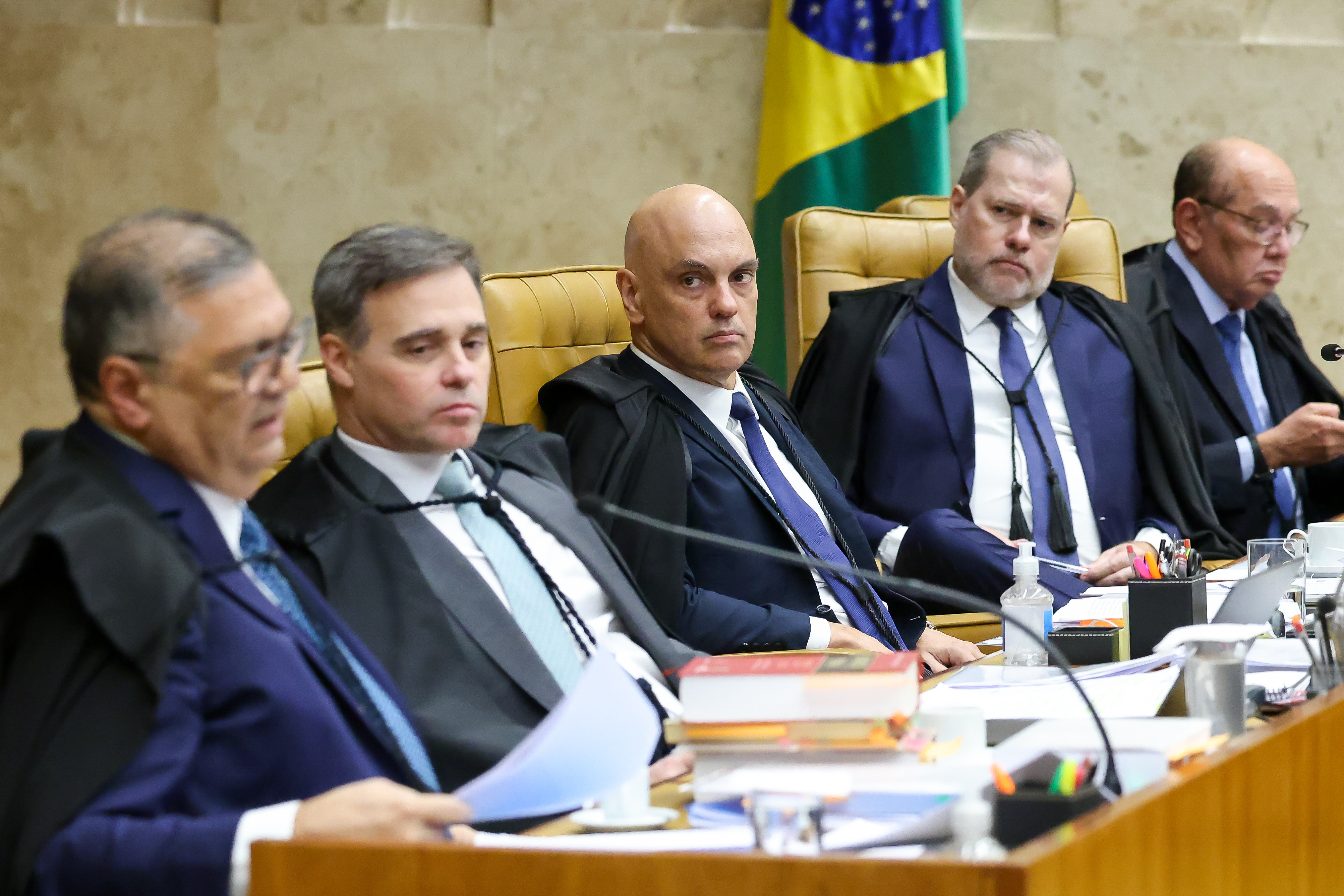 STF adia julgamento sobre investigação de Alexandre de Moraes após pedido de vista